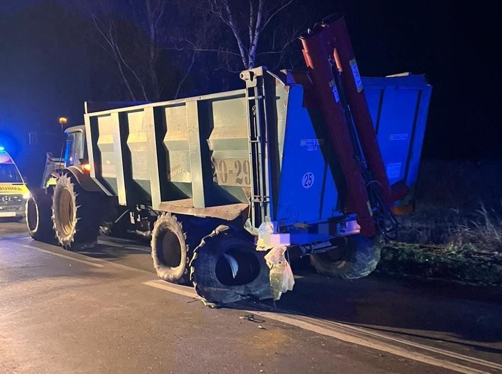 zderzenie, auto, ciągnik, przyczepa, kukurydza