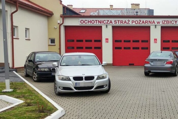 remiza, osp, zastawiona remiza, nieprawidłowe parkowanie