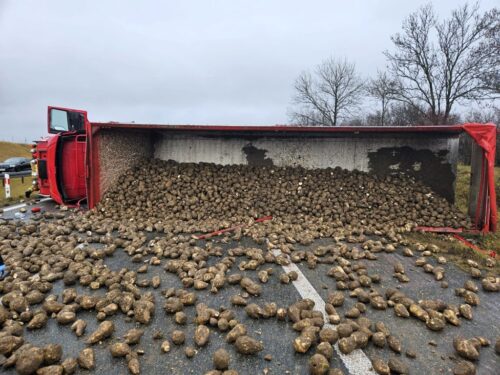zdarzenie drogowe, wywrócona ciężarówka, buraki, ranny kierowca