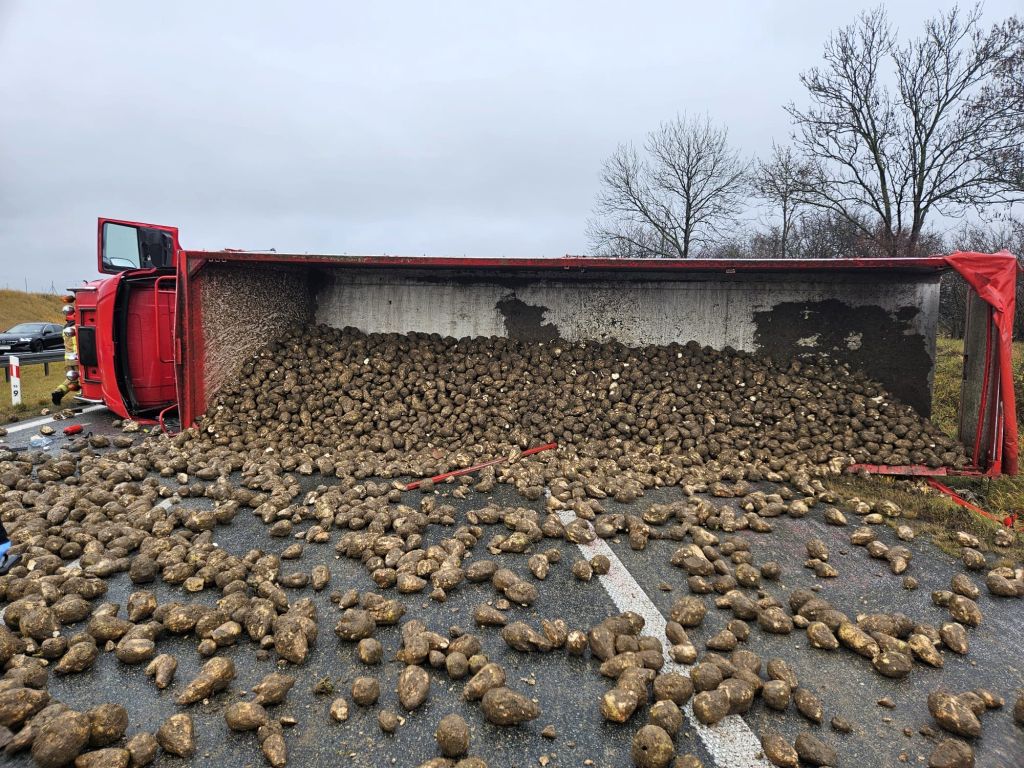 zdarzenie drogowe, wywrócona ciężarówka, buraki, ranny kierowca