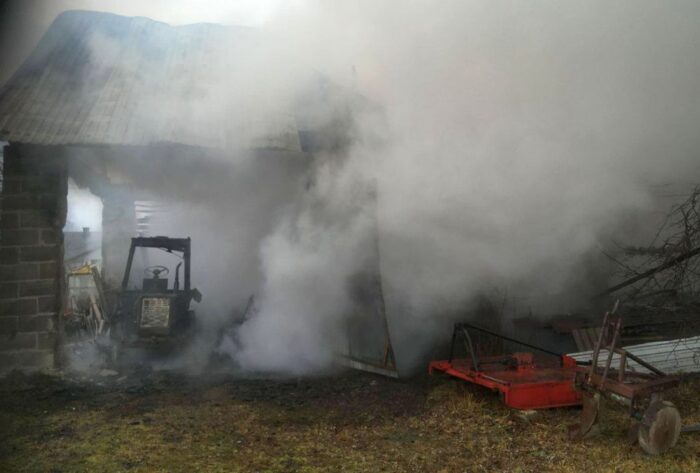 pożar, gospodarstwo, budynki gospodarskie, ciągnik