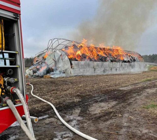 pożar, hala, słoma, straty