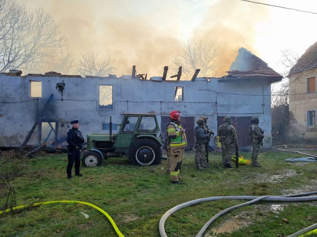 pożar, gospodarstwo, strzelanina, śmierć mężczyzn