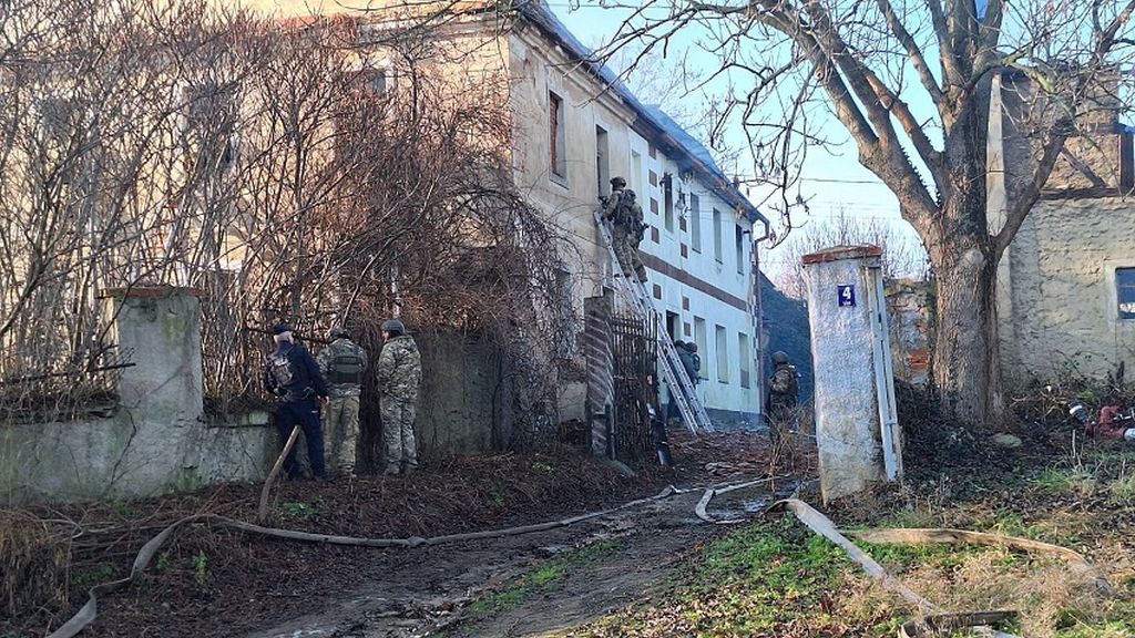 pożar, gospodarstwo, strzelanina, śmierć mężczyzn