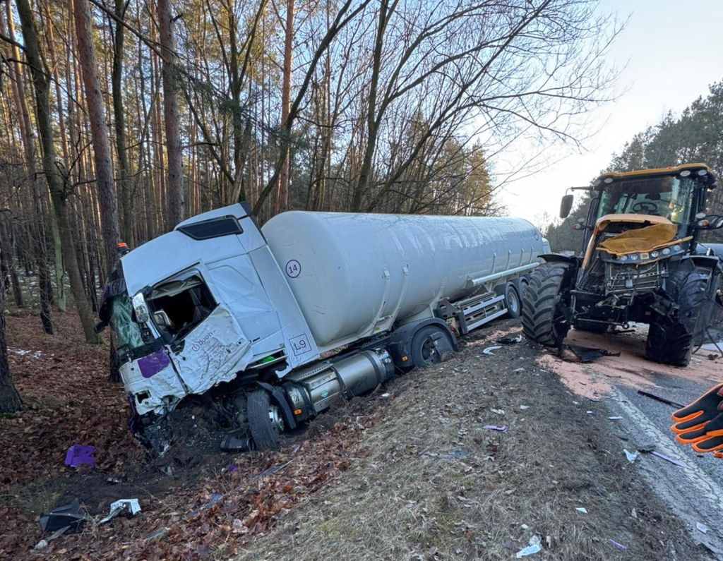 zderzenie, ciężarówka, ciągnik rolniczy, traktor