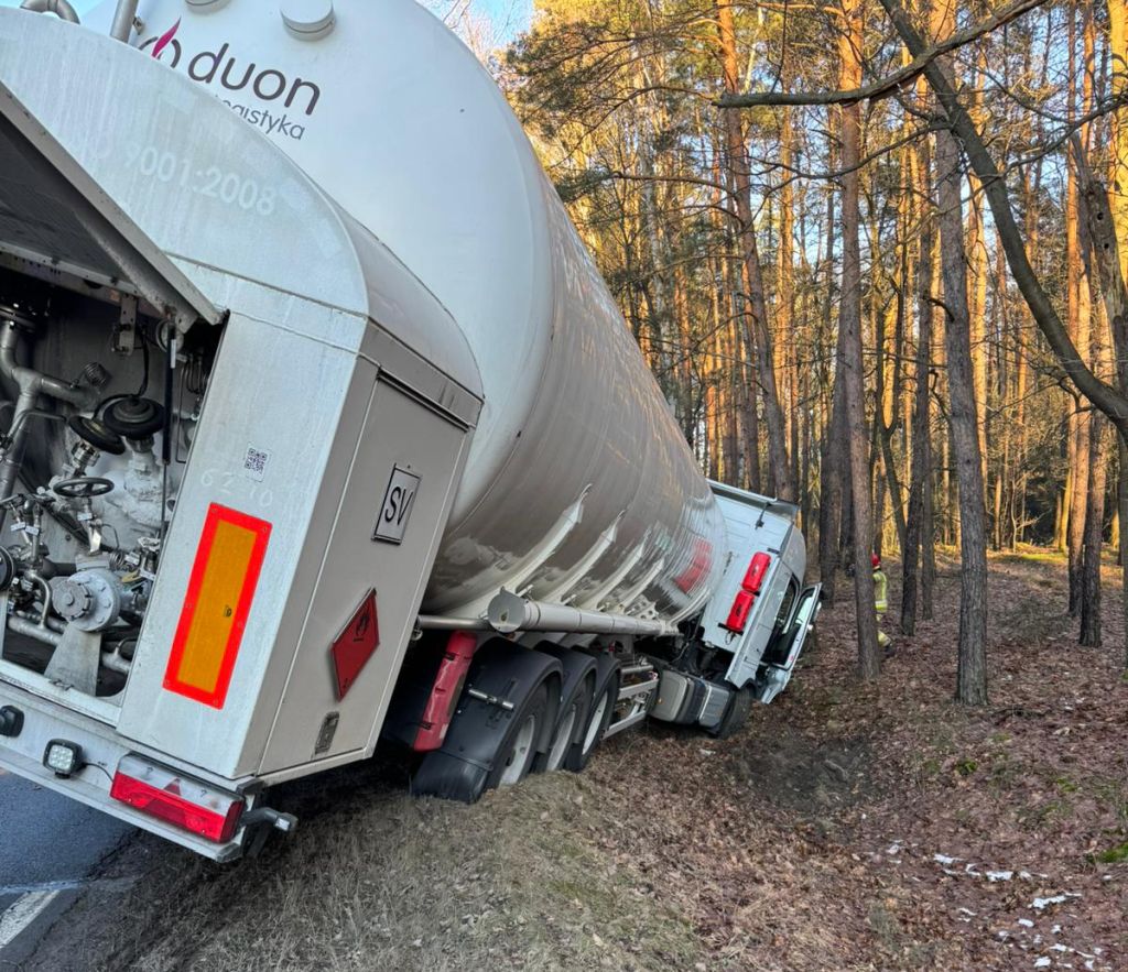 zderzenie, ciężarówka, ciągnik rolniczy, traktor