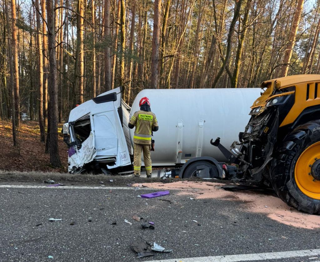 zderzenie, ciężarówka, ciągnik rolniczy, traktor