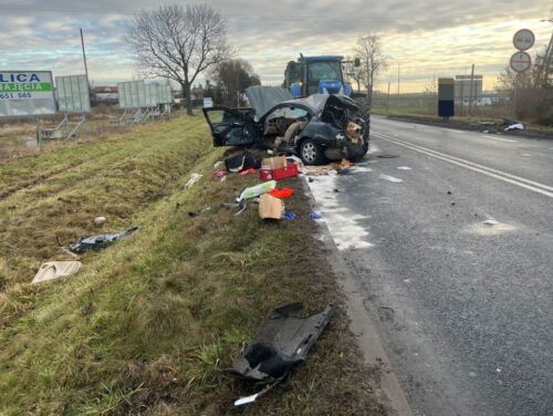 wypadek, zderzenie z ciągnikiem, jaguar, ciągnik
