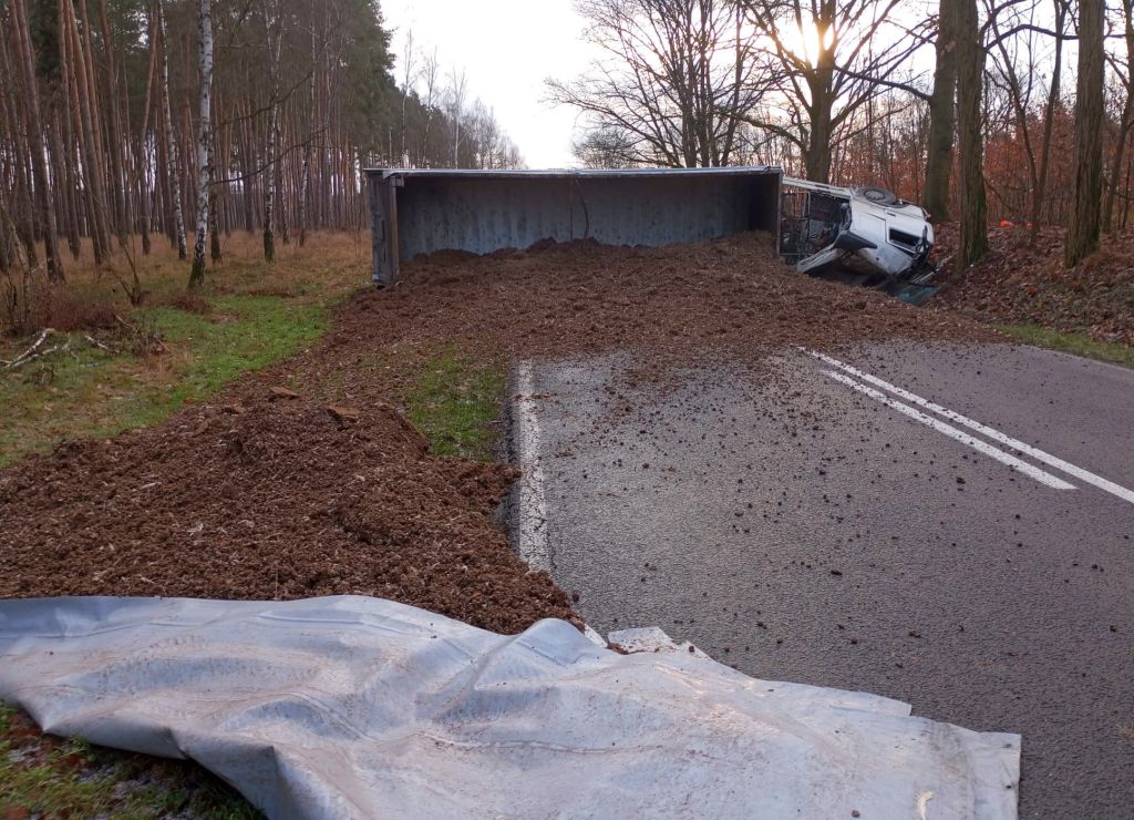 zdarzenie drogowe, kolizja, wywrócona ciężarówka, obornik
