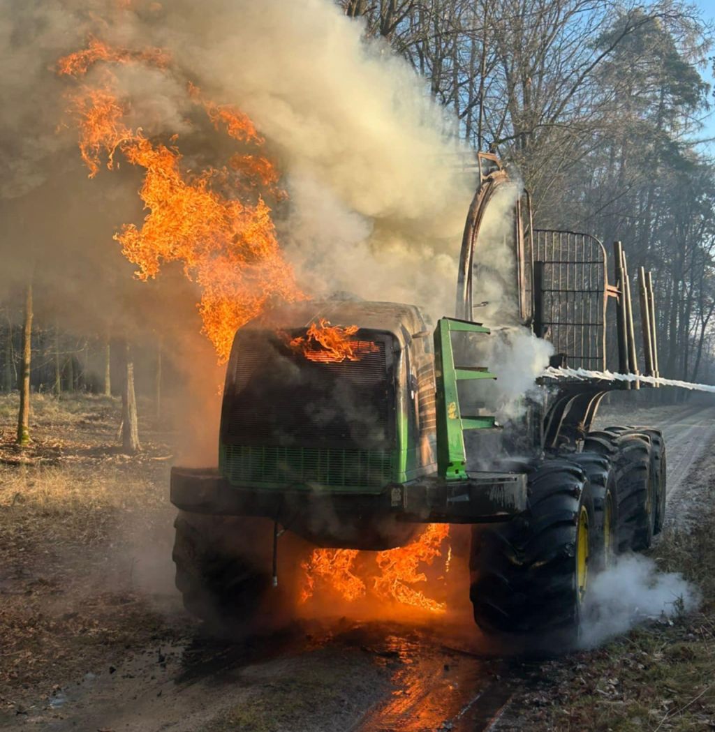 pożar, maszyna leśna, las, pożar maszyny