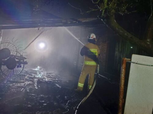 pożar, ciągnik, pożar budynku, budynek gospodarczy