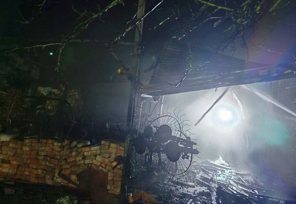 pożar, ciągnik, pożar budynku, budynek gospodarczy