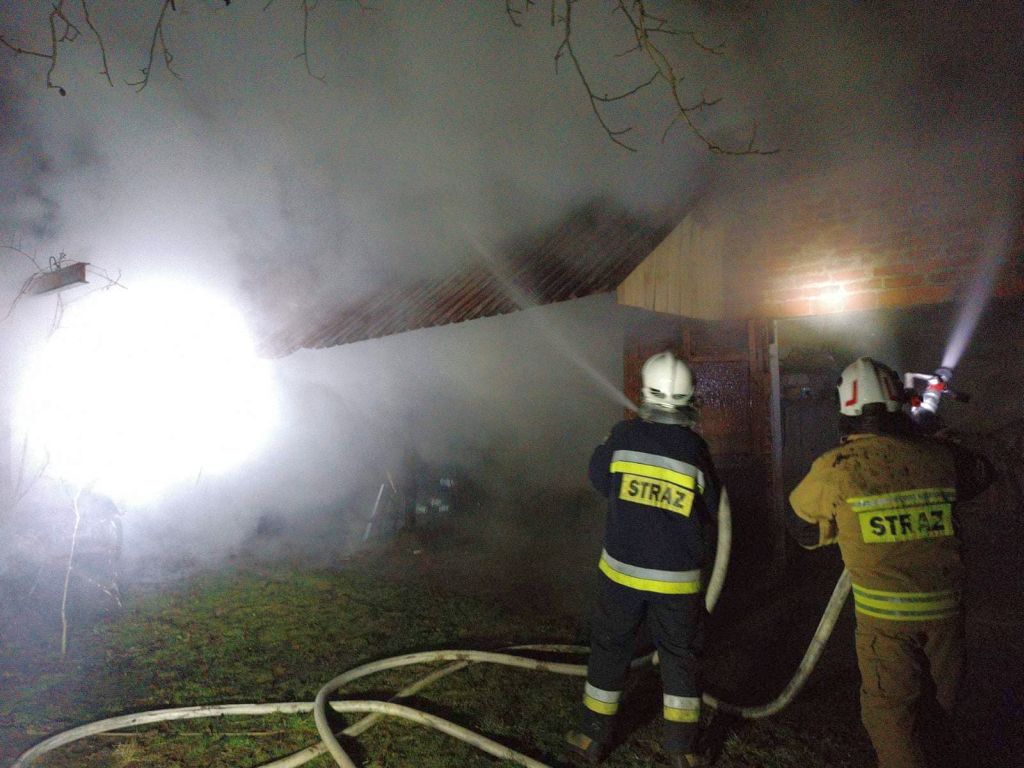 pożar, ciągnik, pożar budynku, budynek gospodarczy