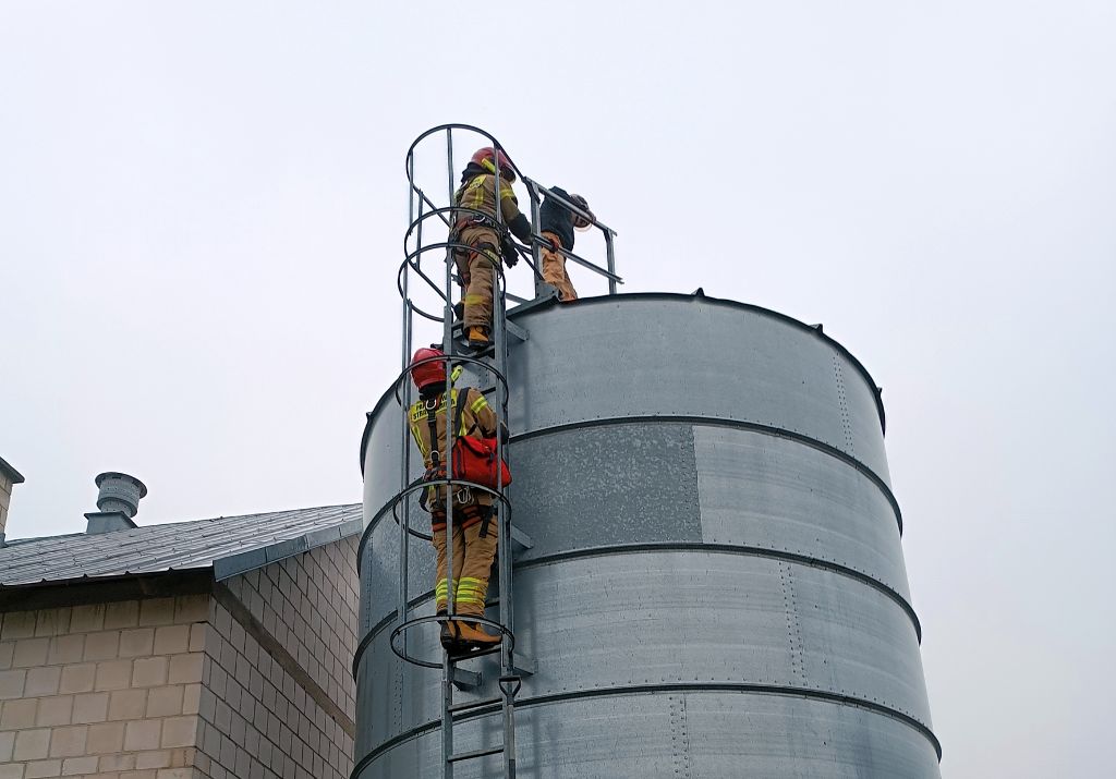 wypadek, silos zbożowy, przysypany w silosie, przysypany mężczyzna