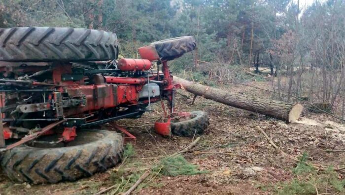 prace leśne, wypadek, wypadek w lesie, ciągnik
