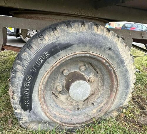wandal, opony, przyczepa rolnicza, przecięte opony