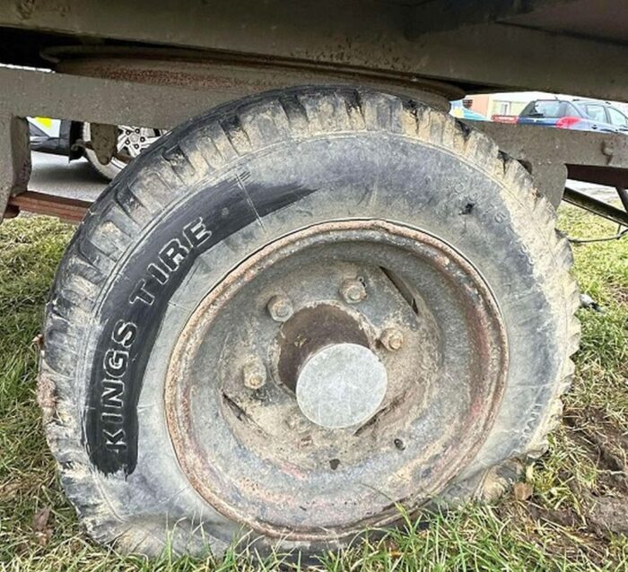 wandal, opony, przyczepa rolnicza, przecięte opony