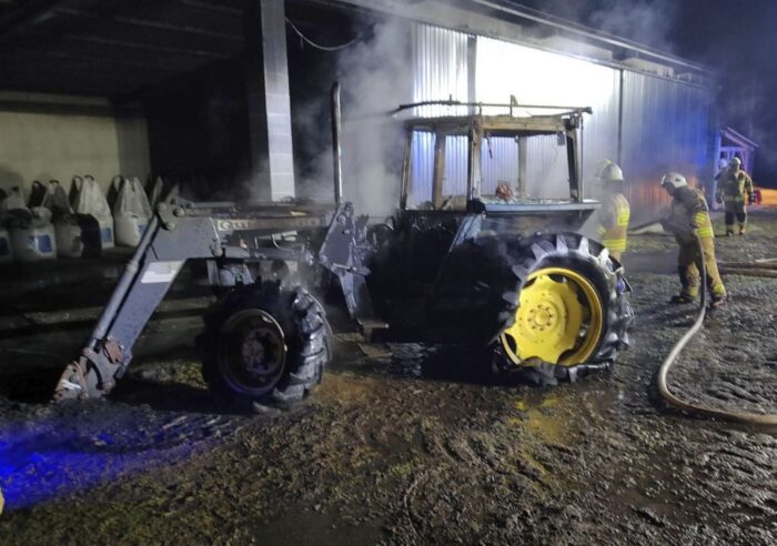 pożar ciągnika, płonący ciągnik, akcja gaśnicza, osp