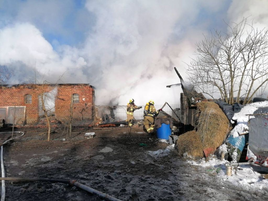 akcja gaśnicza, pożar, gospodarstwo, budynek gospodarczy