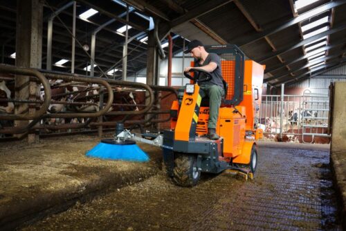 FarmXpert Tuchel Maschinenbau, Agrotech Junoszyn, zamiatarka, ścielarka, legowiska, ruszta, krowy mleczne, obory