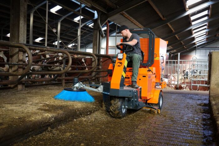 FarmXpert Tuchel Maschinenbau, Agrotech Junoszyn, zamiatarka, ścielarka, legowiska, ruszta, krowy mleczne, obory