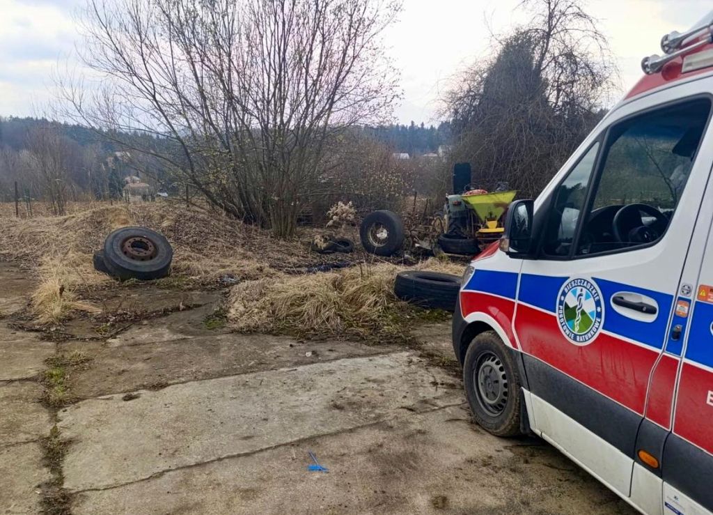 wypadek, wywrócony ciągnik, śmierć traktorzysty, śmierć mężczyzny