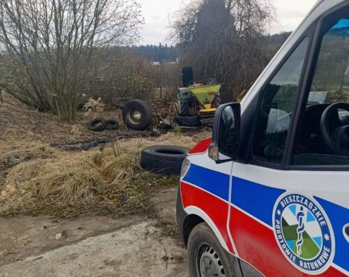 wypadek, wywrócony ciągnik, śmierć traktorzysty, śmierć mężczyzny