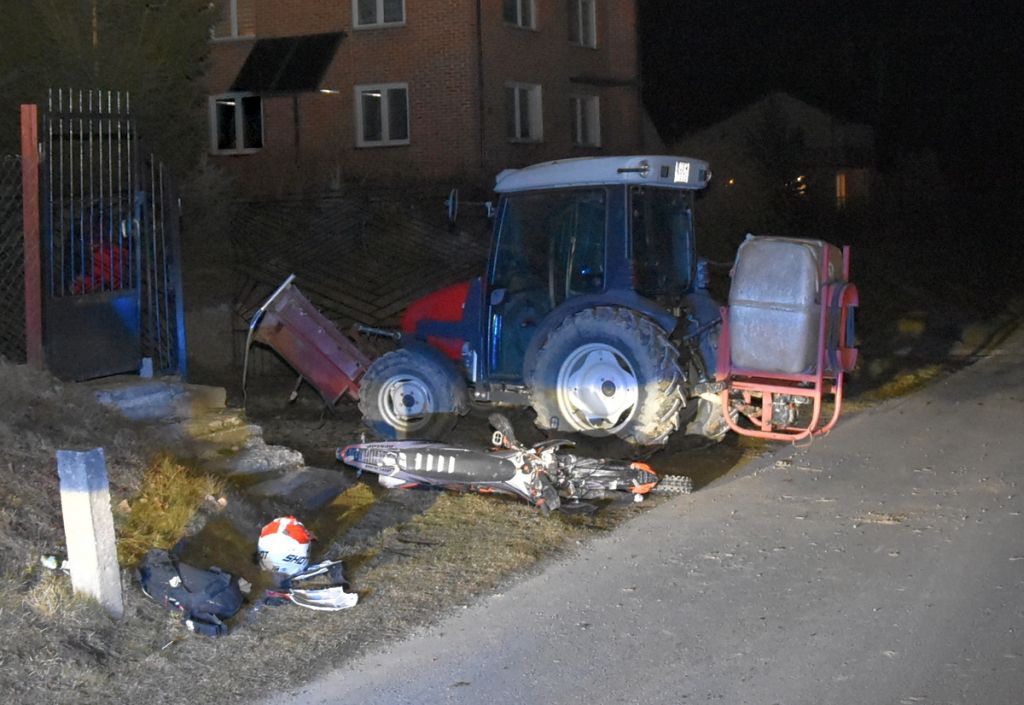 zderzenie, motocykl, ciągnik rolniczy, ranny motocyklista