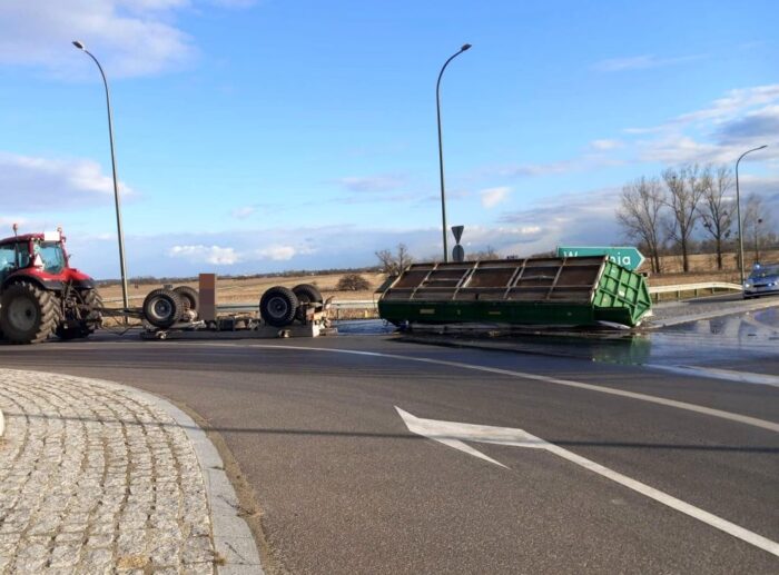 zdarzenie drogowe, ciągnik, przyczepa, wywrócona przyczepa