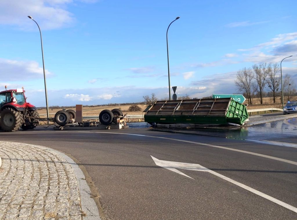 zdarzenie drogowe, ciągnik, przyczepa, wywrócona przyczepa