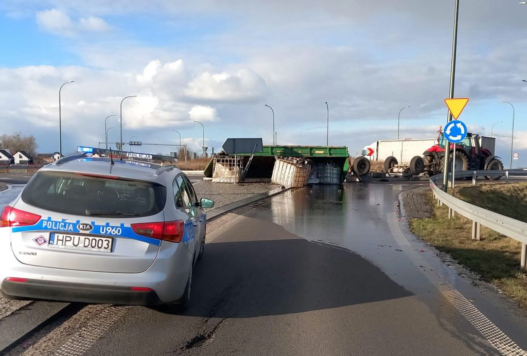 zdarzenie drogowe, ciągnik, przyczepa, wywrócona przyczepa