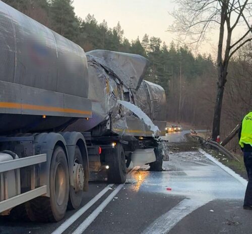 zderzenie, ciężarówka, mleko, awaria opony