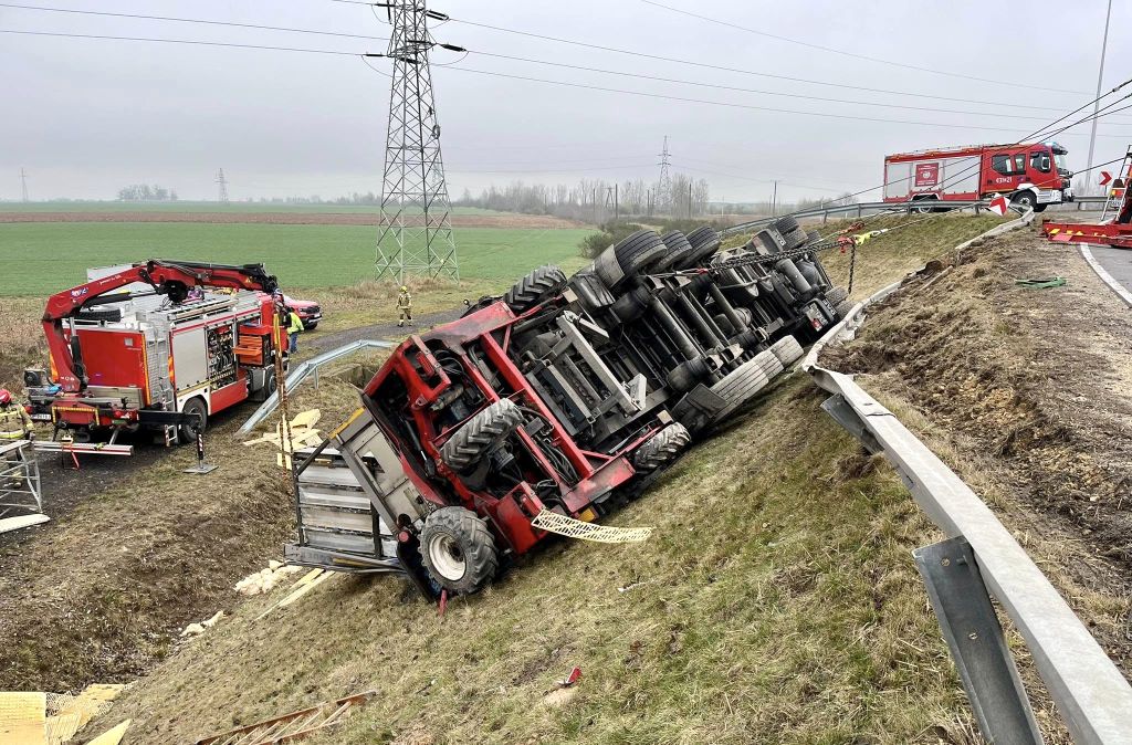 zdarzenie drogowe, wywrócona ciężarówka, drób, przewóz drobiu