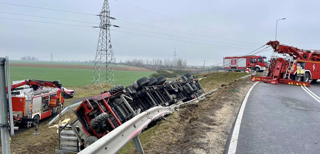 zdarzenie drogowe, wywrócona ciężarówka, drób, przewóz drobiu