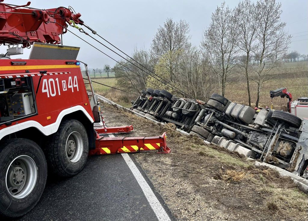 zdarzenie drogowe, wywrócona ciężarówka, drób, przewóz drobiu