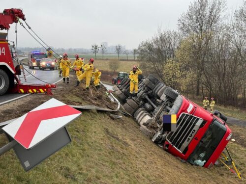 zdarzenie drogowe, wywrócona ciężarówka, drób, przewóz drobiu