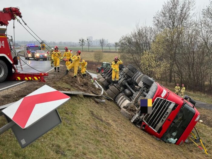 zdarzenie drogowe, wywrócona ciężarówka, drób, przewóz drobiu