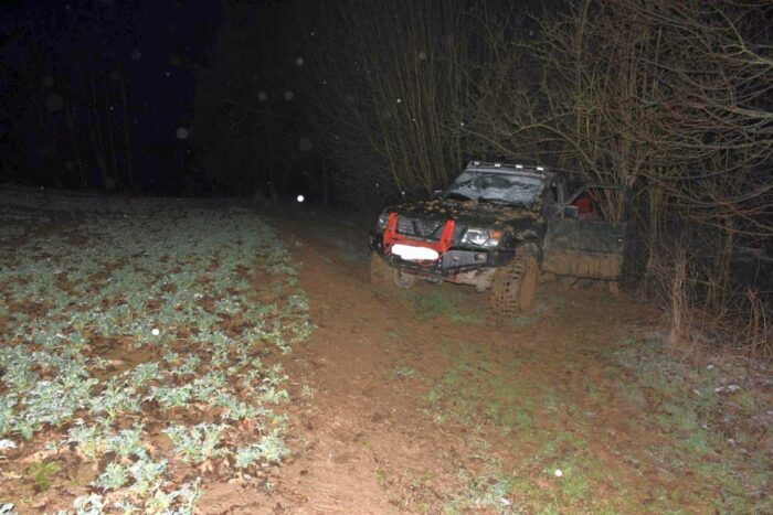 zniszczenie uprawy, uprawa rzepaku, terenówka, samochód terenowy