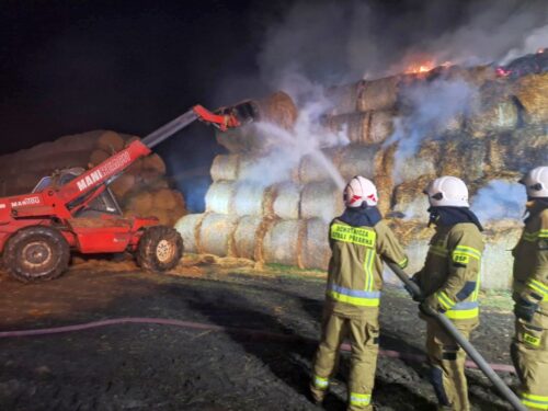 pożar, słoma, sterta słomy, bele słomy