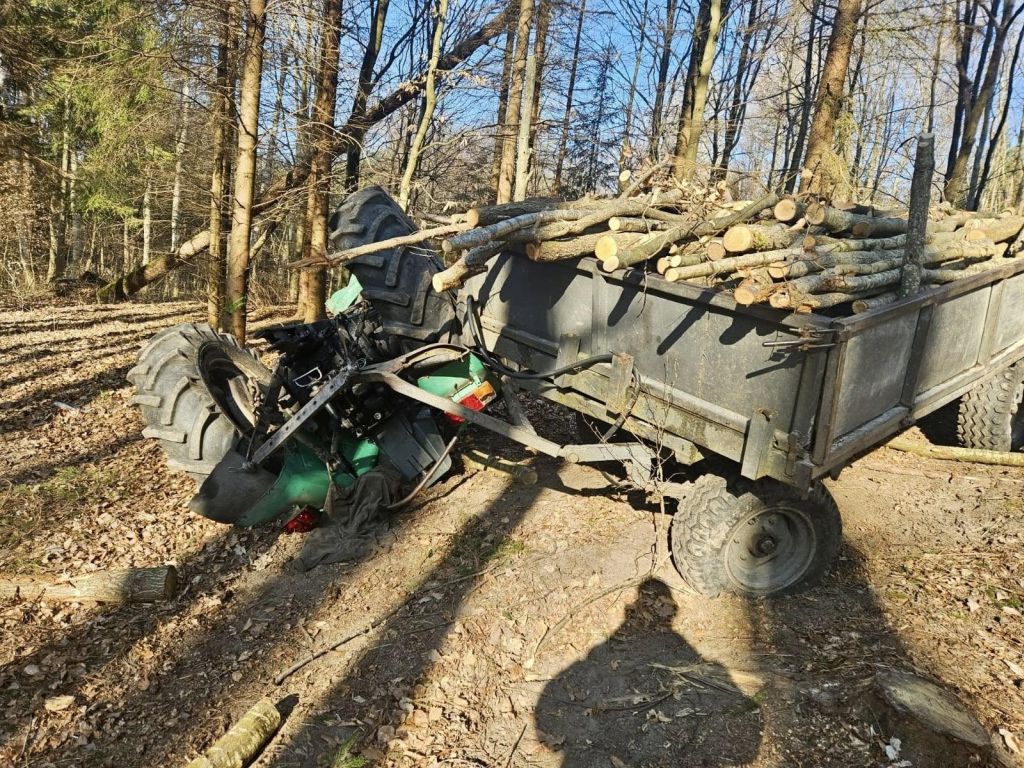 wypadek, załadunek, prace leśne, wywrócony ciągnik
