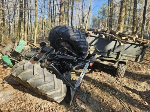 wypadek, załadunek, prace leśne, wywrócony ciągnik