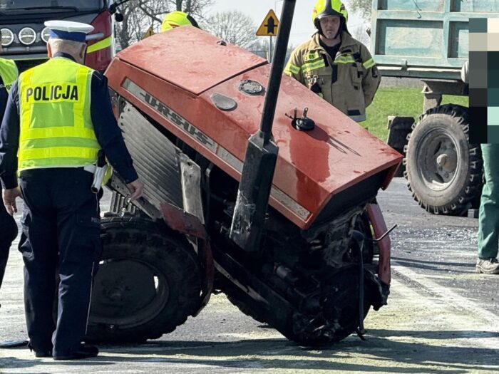 zderzenie, ciągnik, auto, rozbity ciągnik