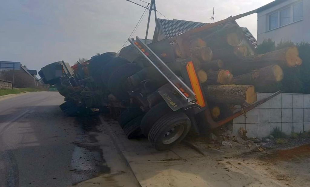 kolizja, ciężarówka z drewnem, wywrócona ciężarówka, przewóz drewna