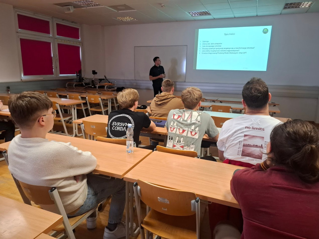 Karol Siewruk, studenci WRiE