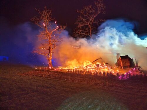 pożar stodoły, maszyny rolnicze, straty, akcja gaśnicza