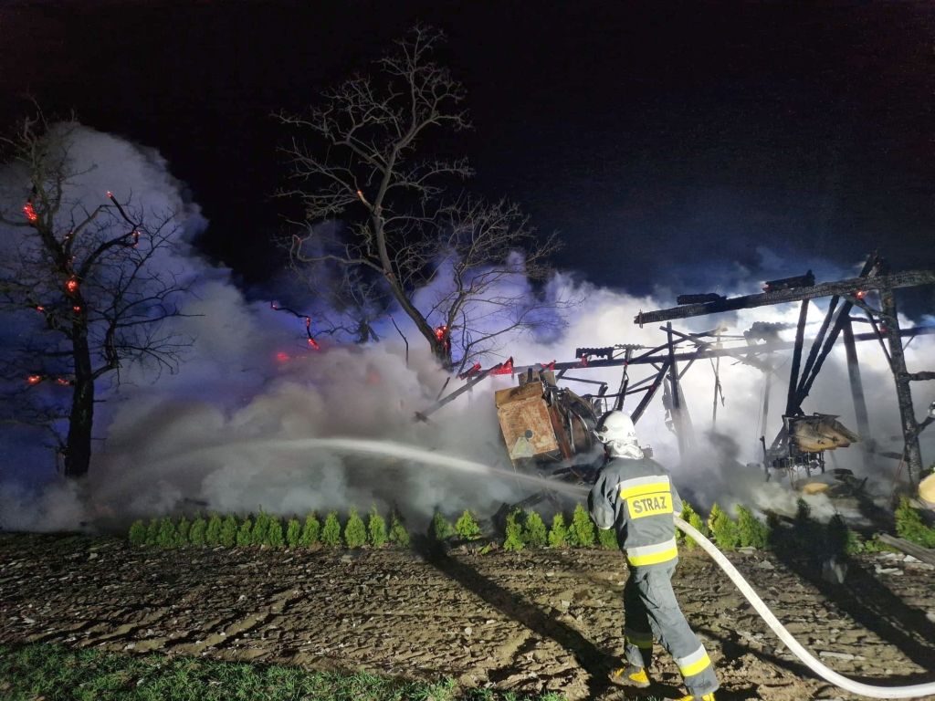 pożar stodoły, maszyny rolnicze, straty, akcja gaśnicza