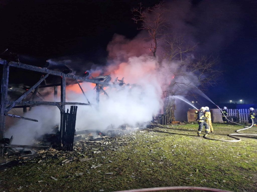 pożar stodoły, maszyny rolnicze, straty, akcja gaśnicza
