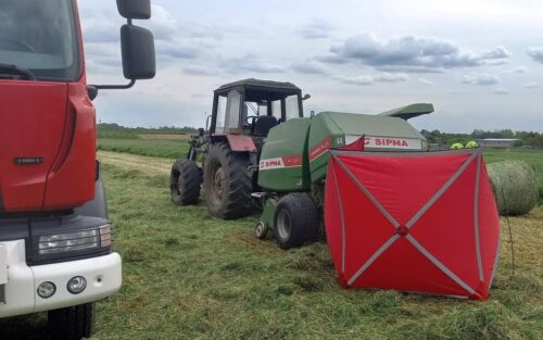 prace polowe, belowanie siana, prasa, maszyna