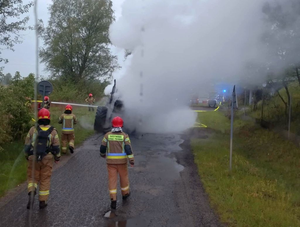 akcja gaśnicza, pożar, pożar ciągnika, pożar maszyny