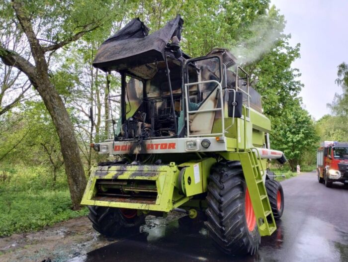 pożar, kombajn, pożar kombajnu, pożar na drodze